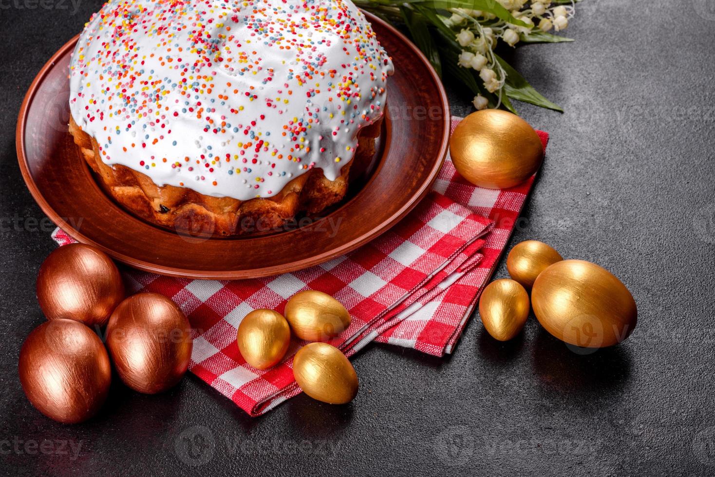 ovos de páscoa ouro e bronze e bolo de páscoa foto