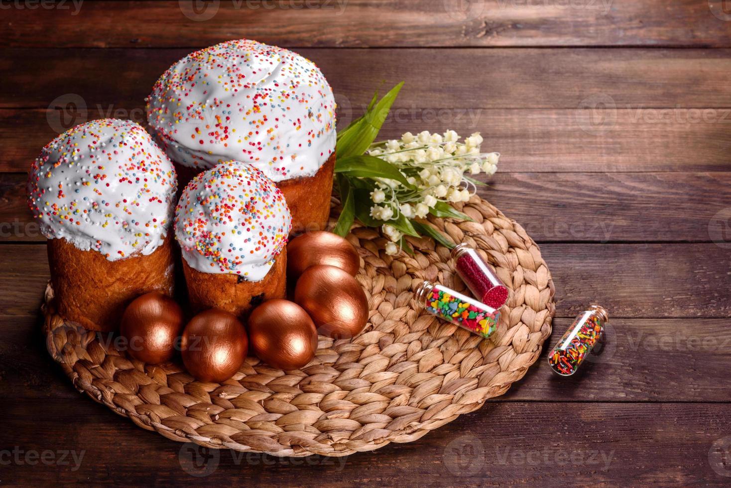 ovos de páscoa ouro e bronze e bolo de páscoa foto