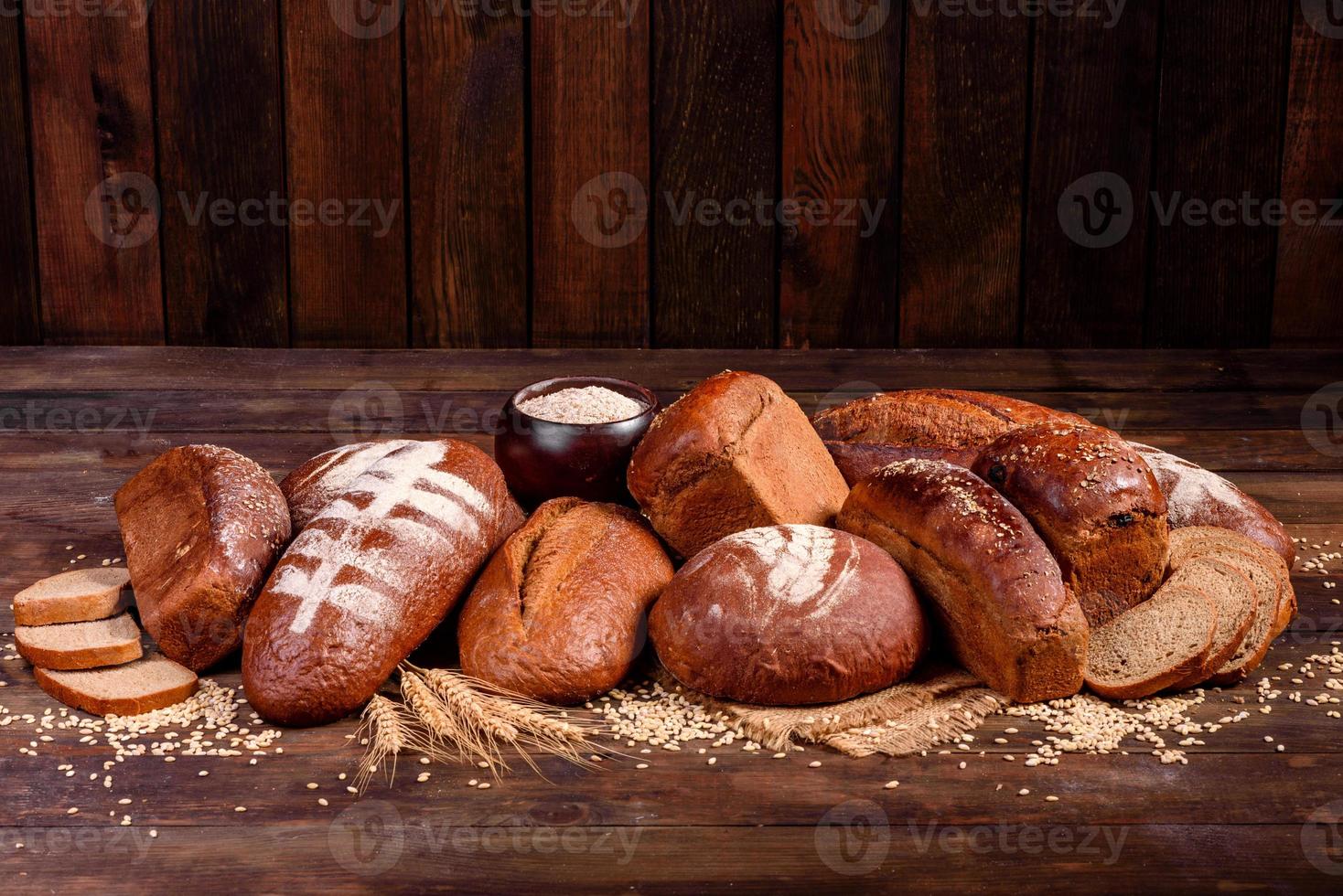 pão integral fresco assado em um fundo de madeira marrom foto