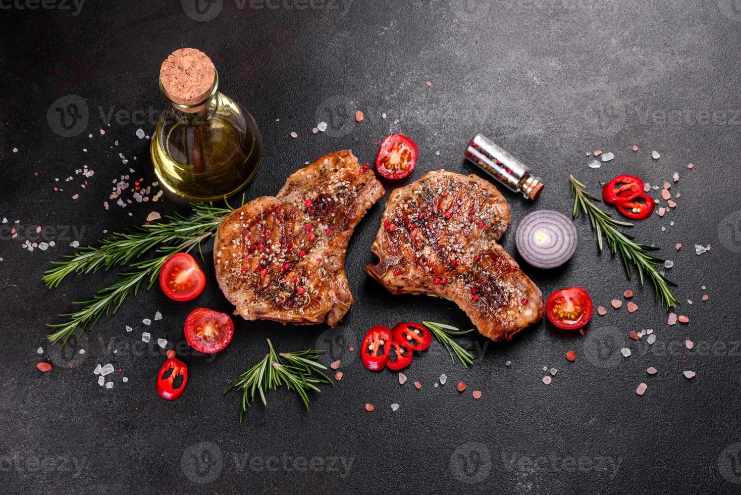 Bife suculento com osso fresco e delicioso foto