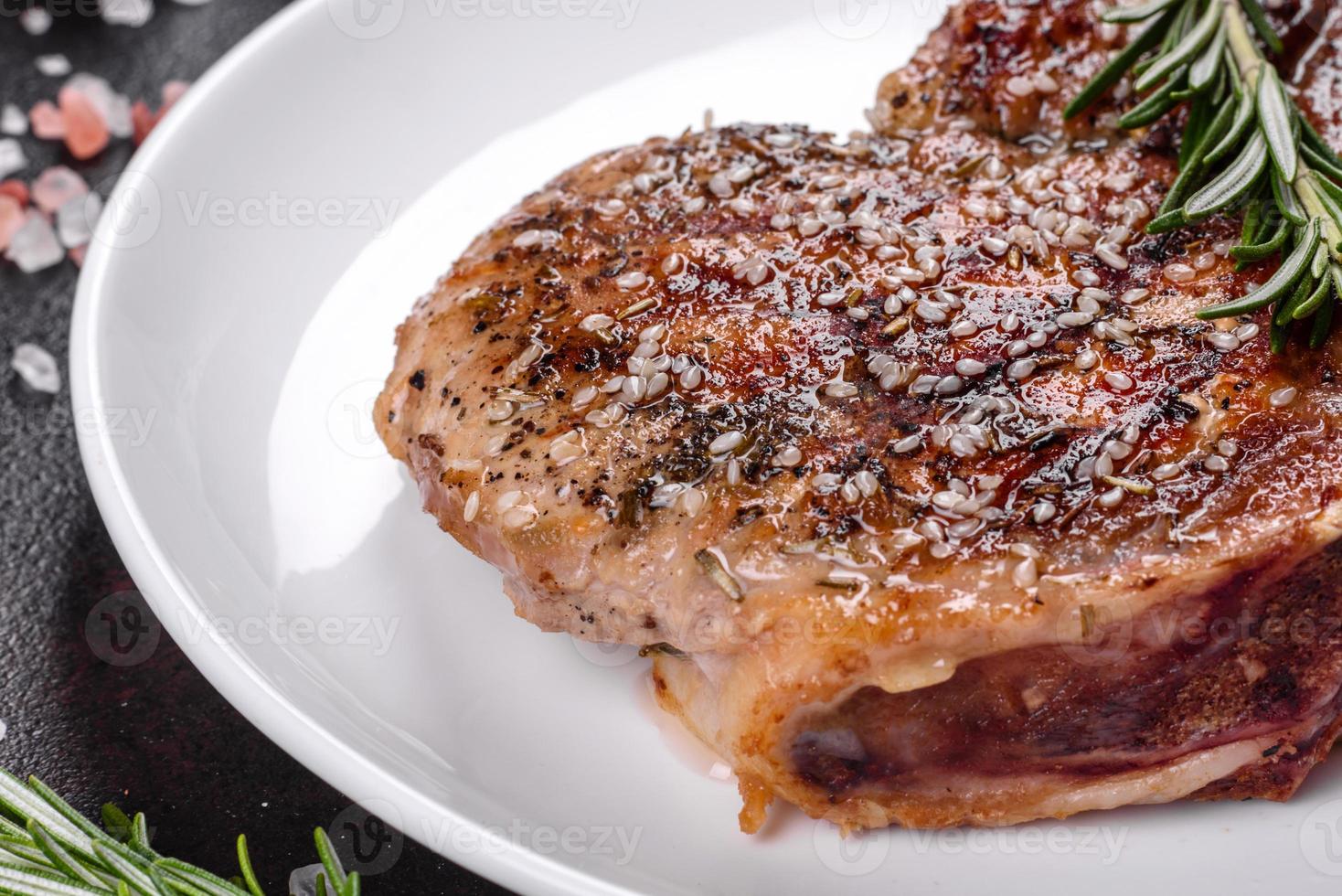 Bife suculento com osso fresco e delicioso foto