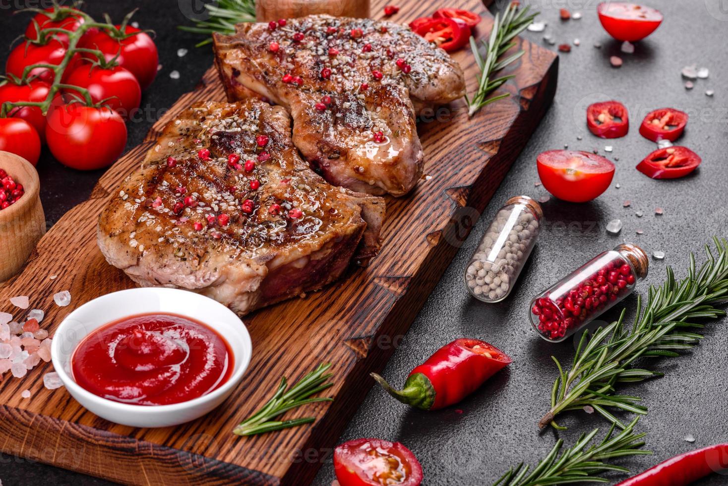 Bife suculento com osso fresco e delicioso foto