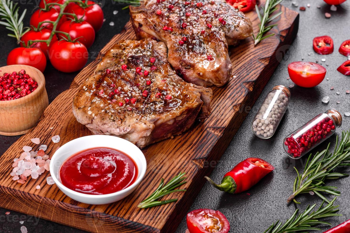 Bife suculento com osso fresco e delicioso foto