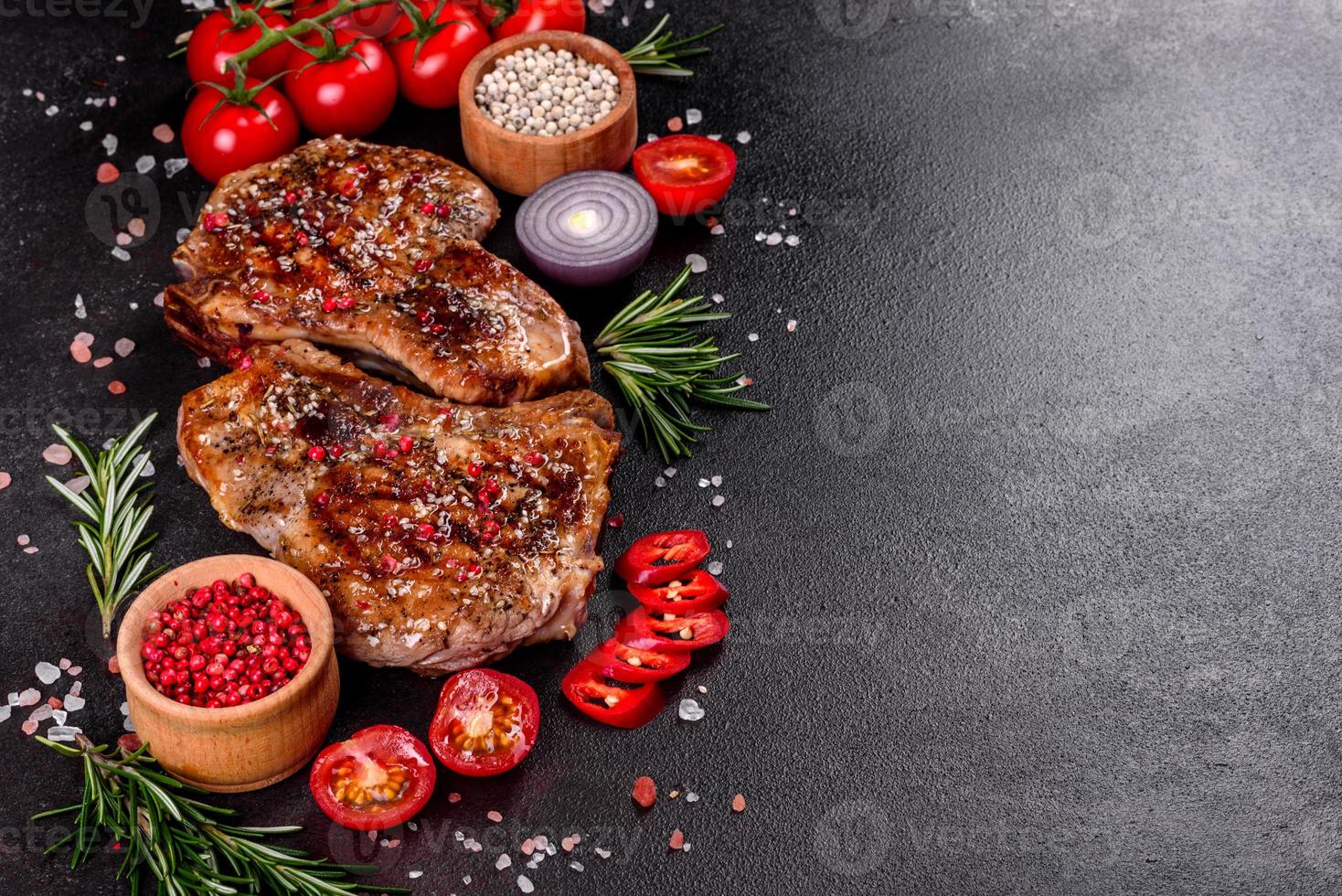 Bife suculento com osso fresco e delicioso foto