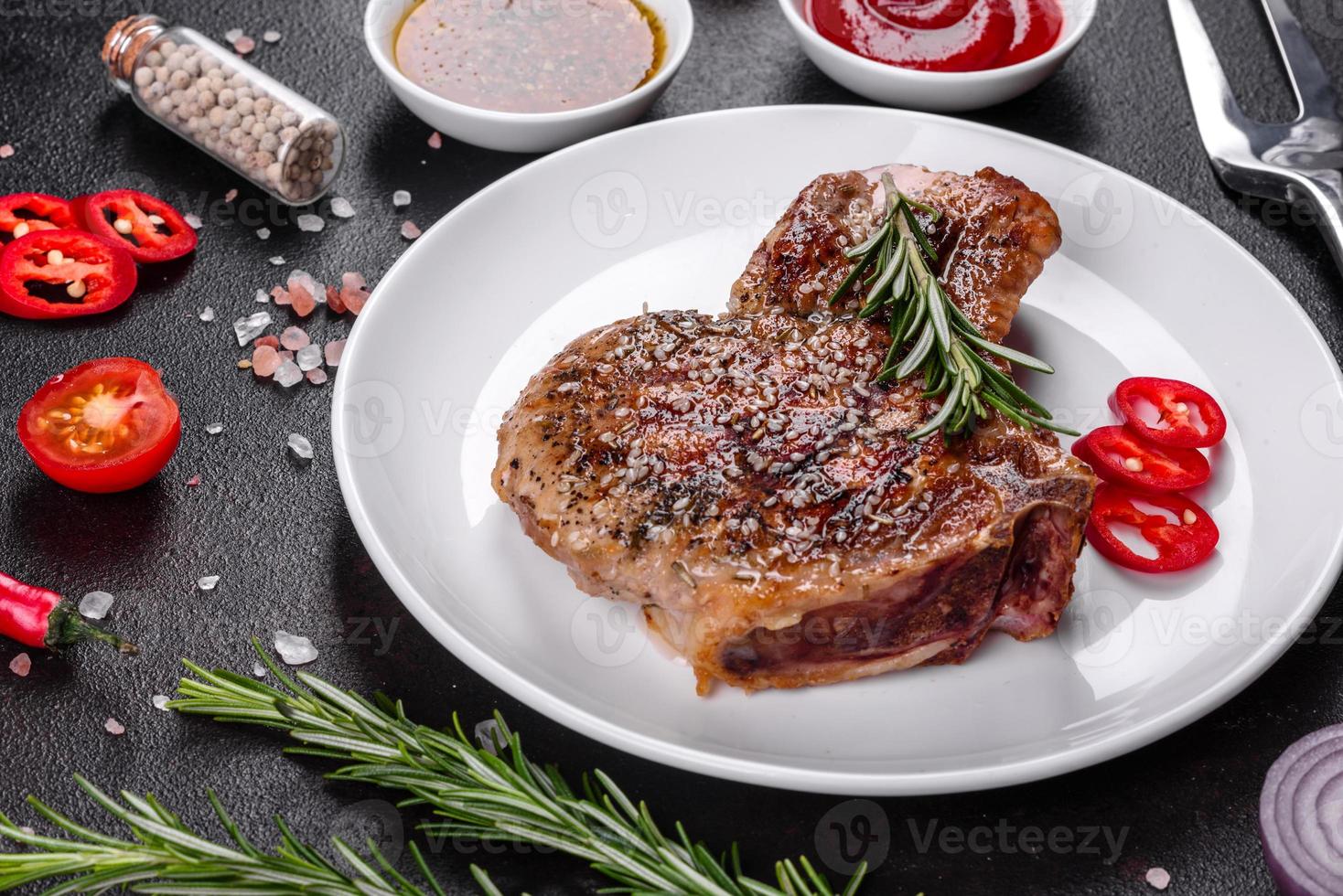 Bife suculento com osso fresco e delicioso foto