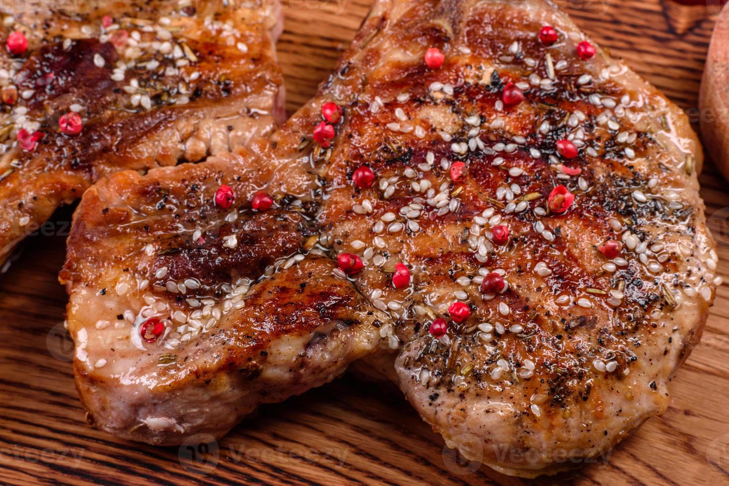 Bife suculento com osso fresco e delicioso foto