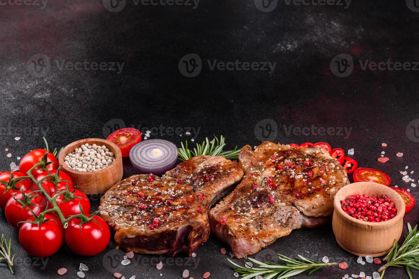 Bife suculento com osso fresco e delicioso foto