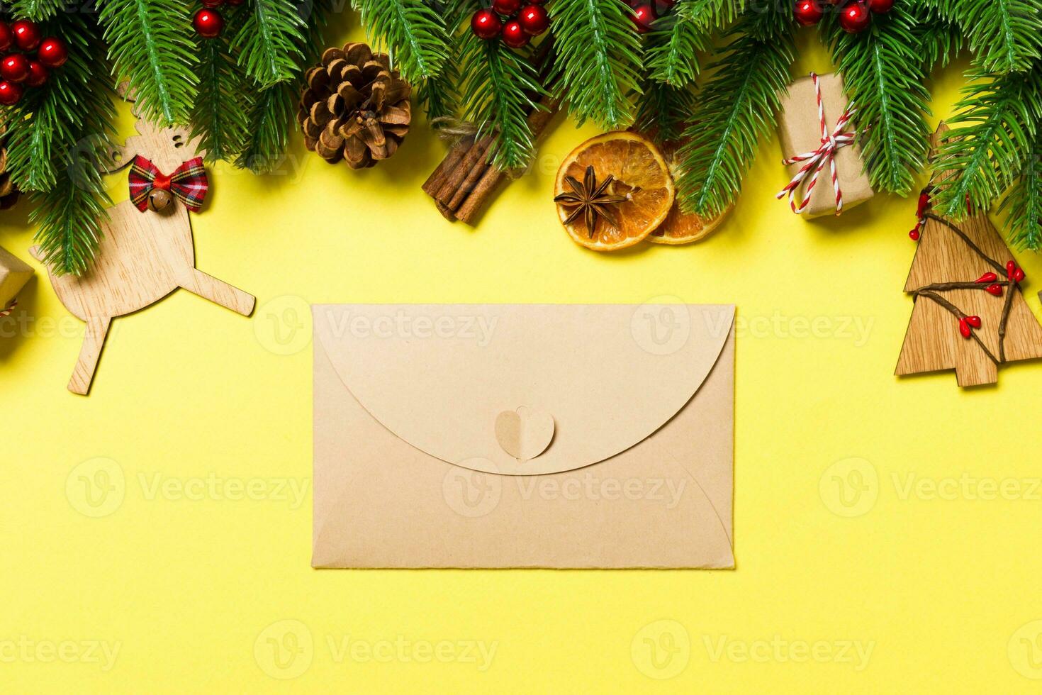 topo Visão do envelope em amarelo fundo. Novo ano decorações. Natal feriado conceito foto