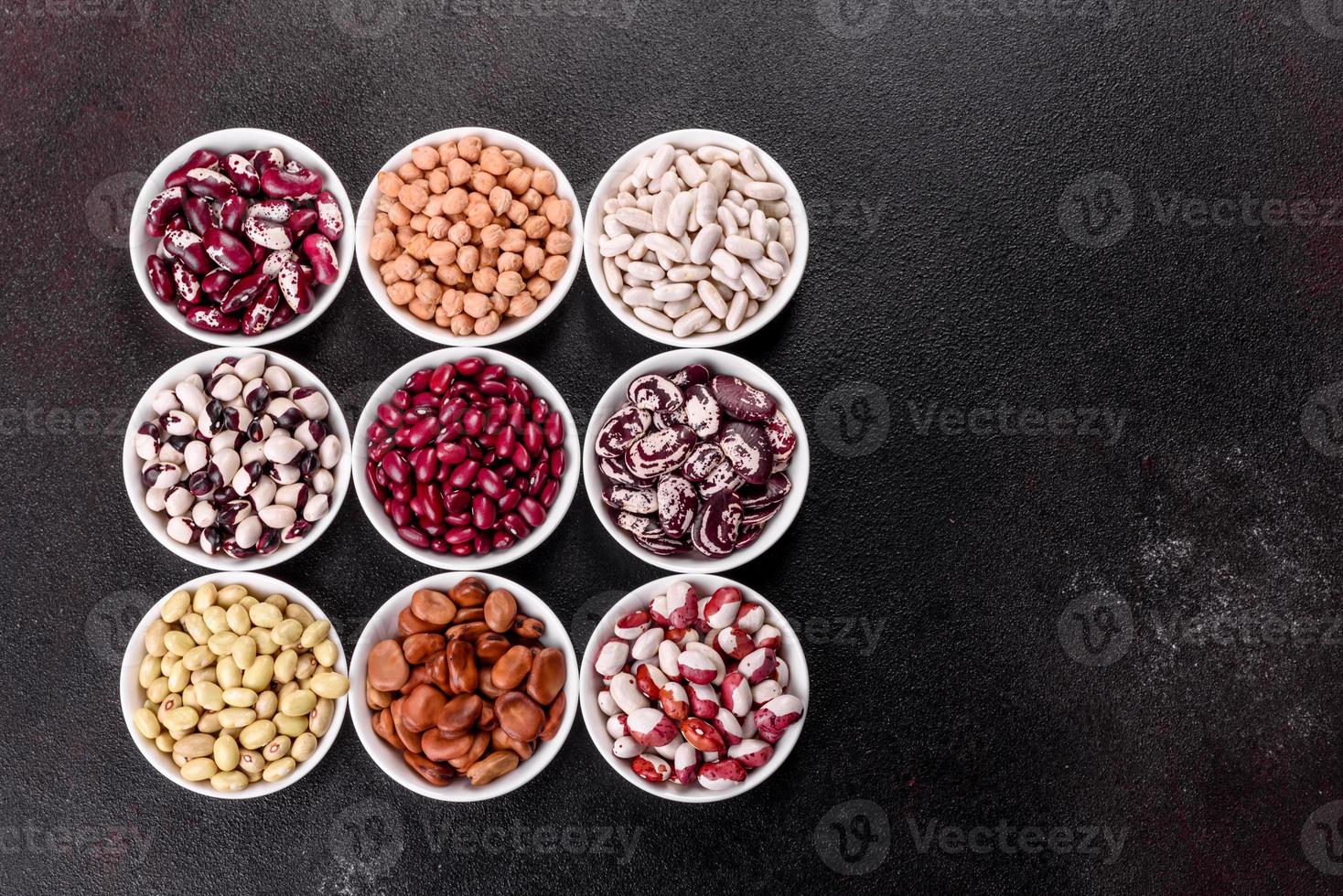 seleção de alimentos saudáveis de leguminosas em pratos de porcelana branca foto