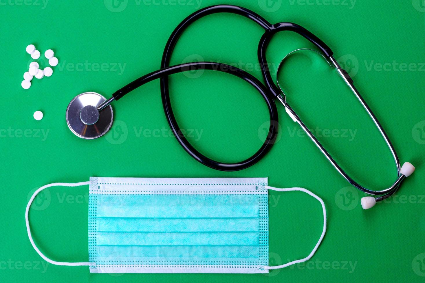 suprimentos médicos em um fundo colorido como um atributo foto