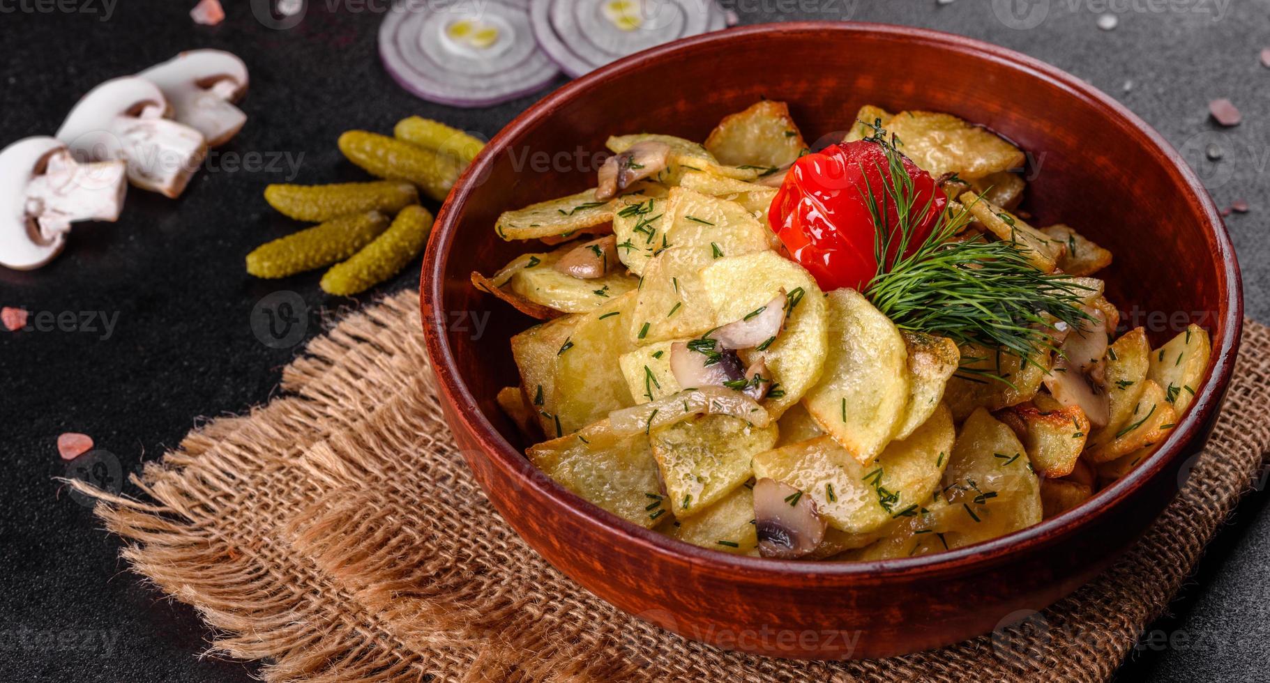 fatias de batata rústica com queijo, ervas e molho de tomate foto