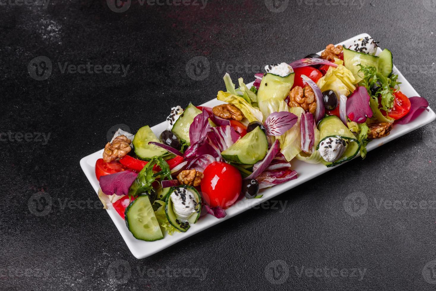 salada saudável com tomate cereja, azeitonas orgânicas foto