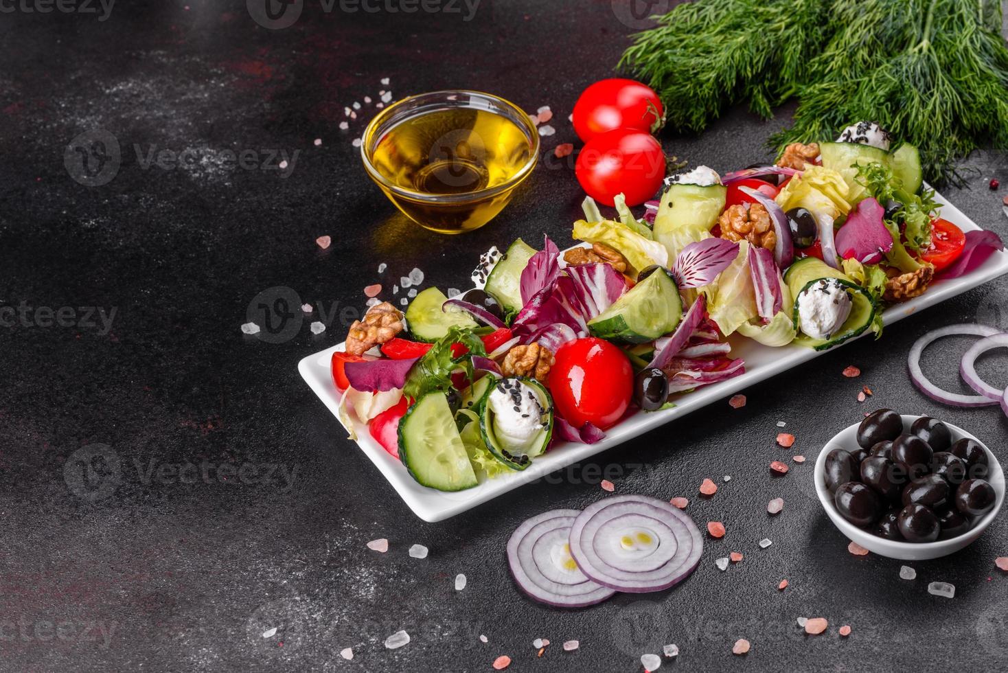 salada saudável com tomate cereja, azeitonas orgânicas foto