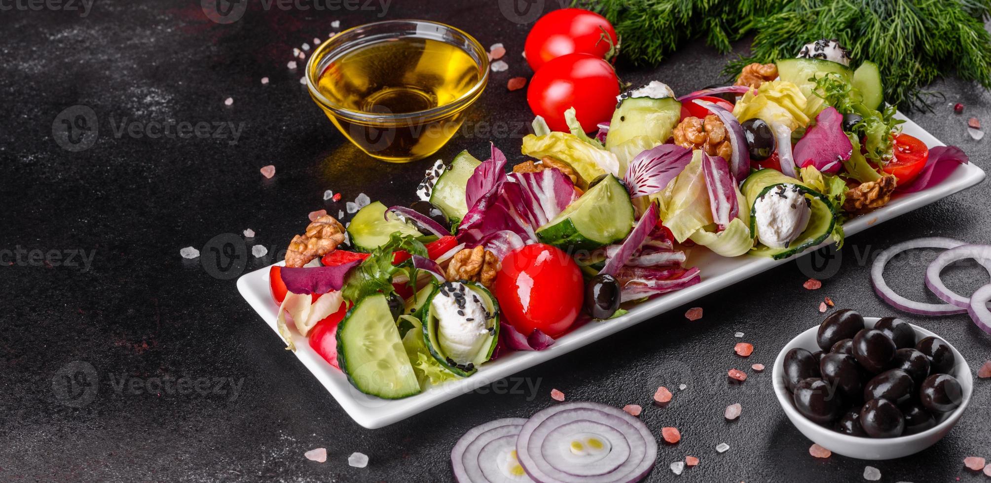 salada saudável com tomate cereja, azeitonas orgânicas foto