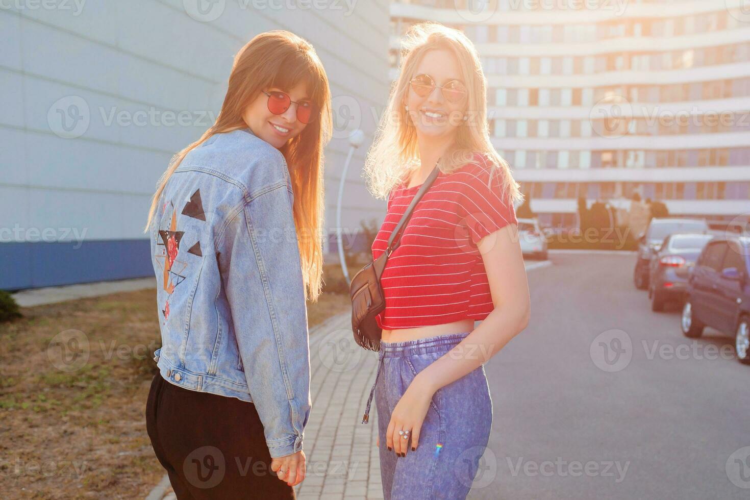 estilo de vida verão retrato do dois lindo mulheres. rua estilo olhar. fofoca garotas. foto