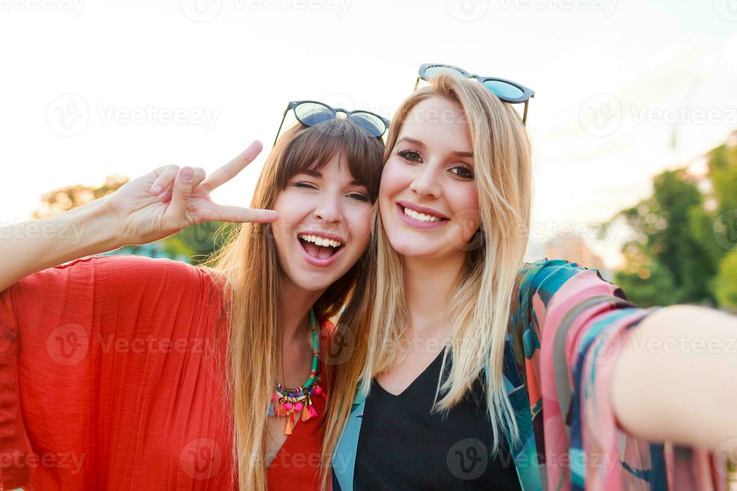 melhor amigos fazer auto retrato, rindo e ter Diversão junto. vestindo na moda óculos. foto