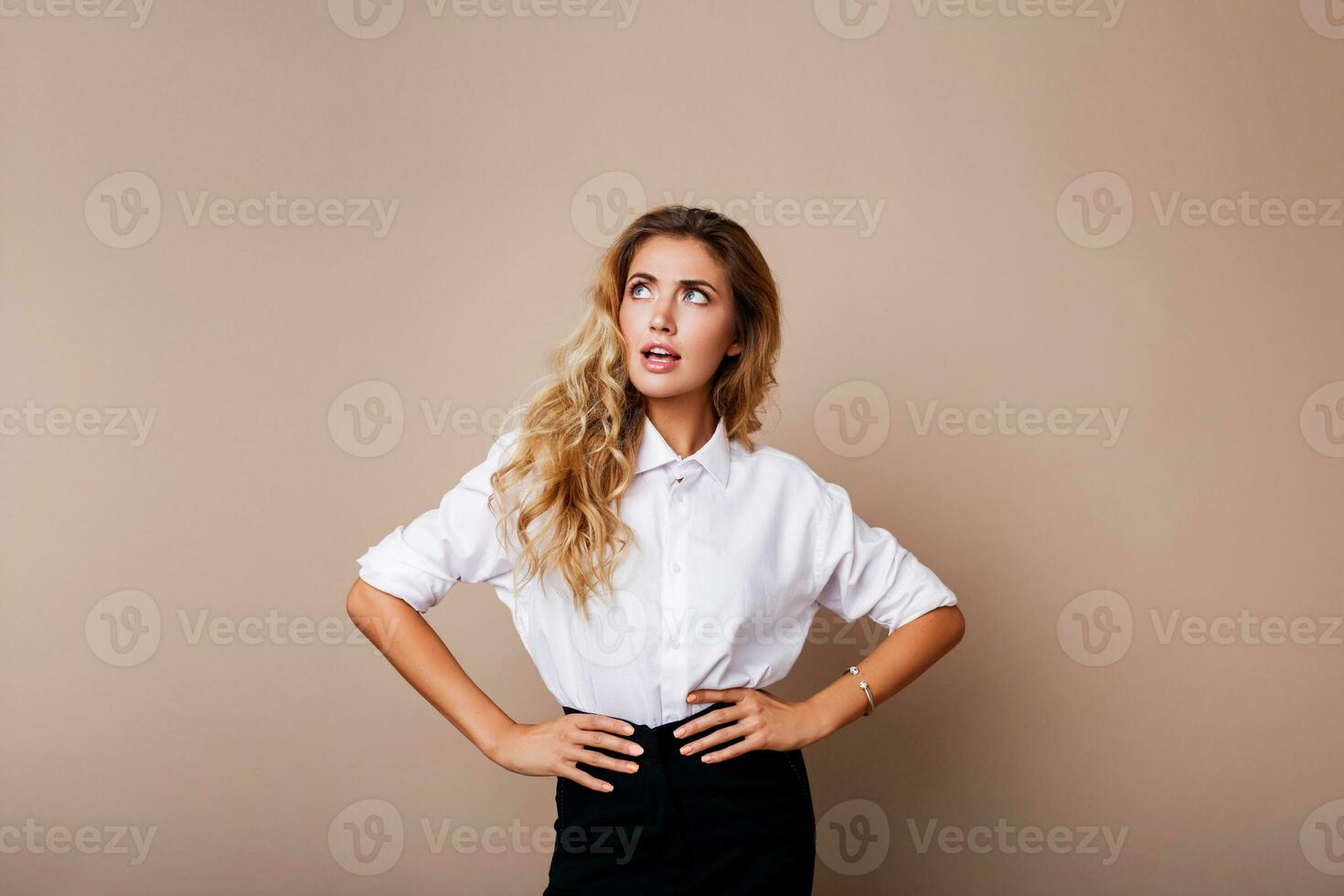 surpresa face. loiro mulher dentro casual equipamento em pé sobre bege fundo. saiu menina olhando às Câmera. foto