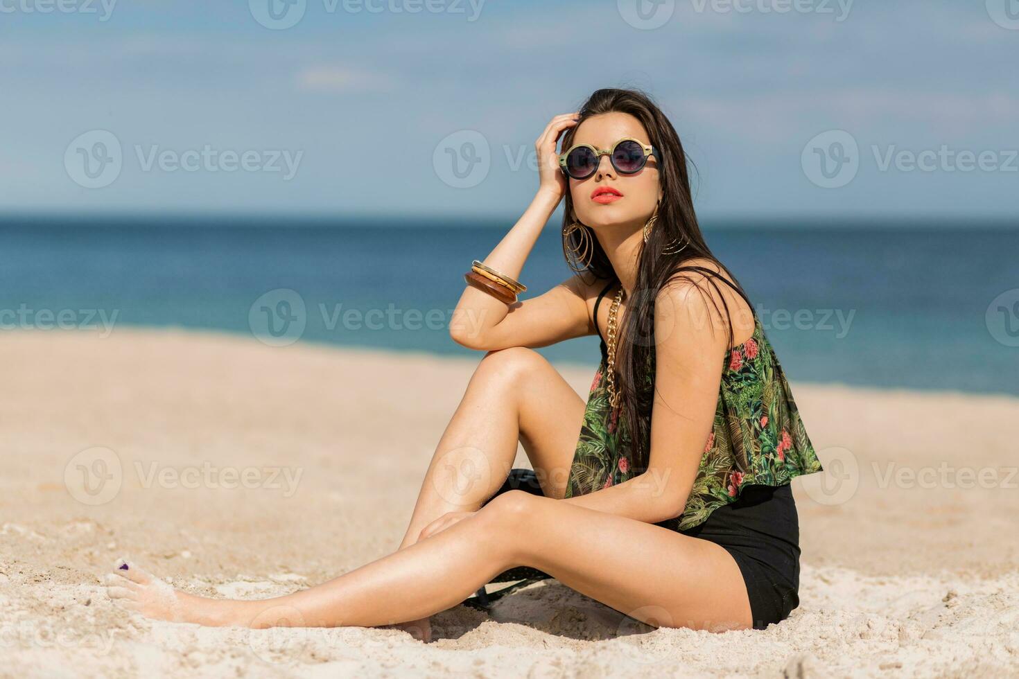 sexy mulher dentro à moda tropical equipamento posando em a de praia. viagem e verão conceito. foto