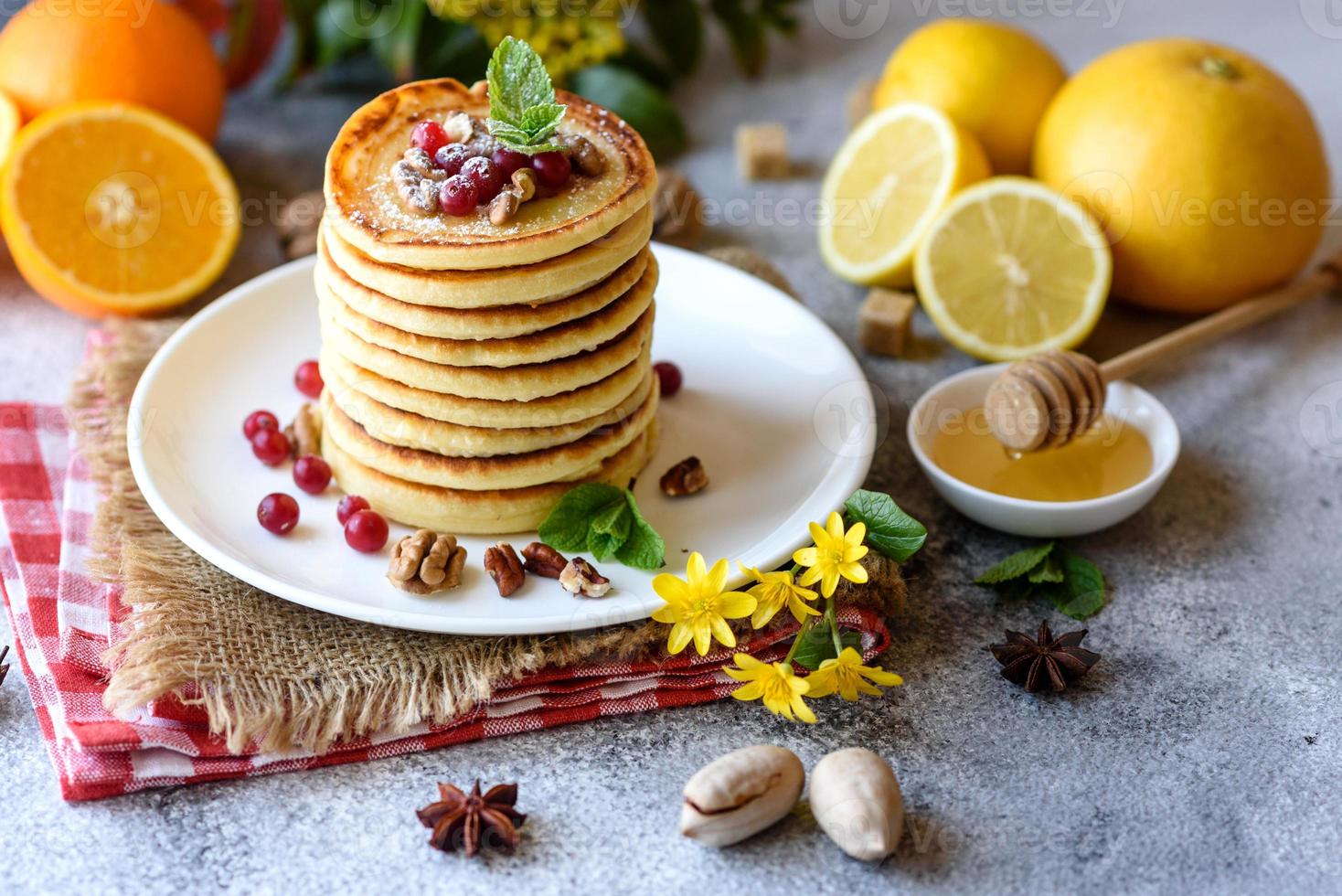 deliciosas e frescas lindas panquecas com mel cítrico e geléia foto