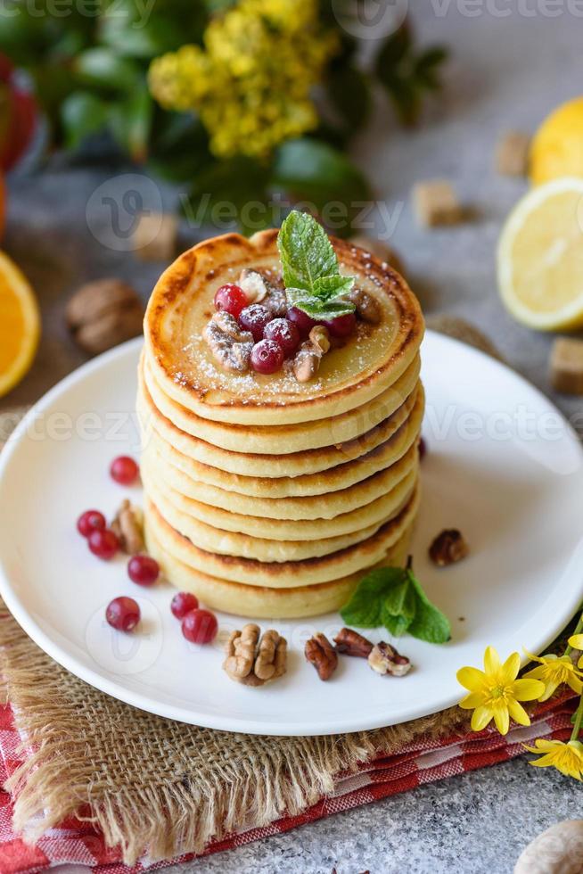 deliciosas e frescas lindas panquecas com mel cítrico e geléia foto