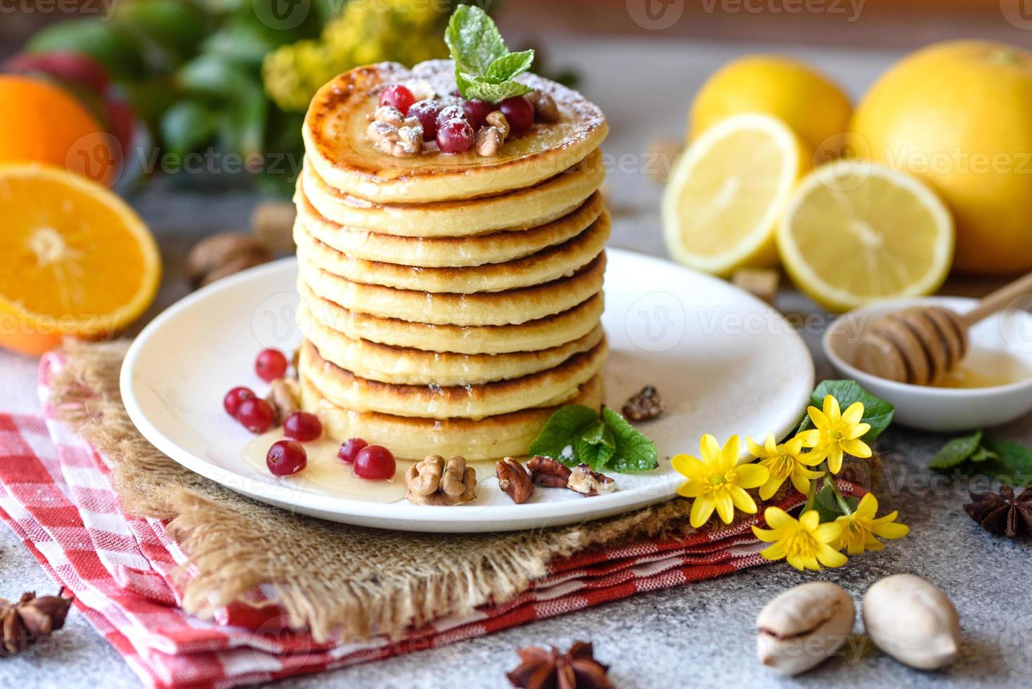 deliciosas e frescas lindas panquecas com mel cítrico e geléia foto