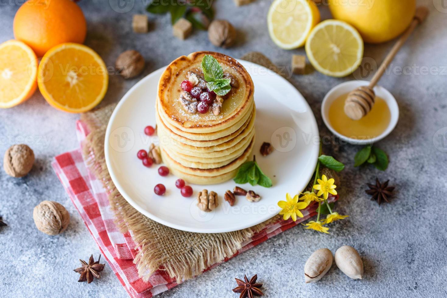 deliciosas e frescas lindas panquecas com mel cítrico e geléia foto