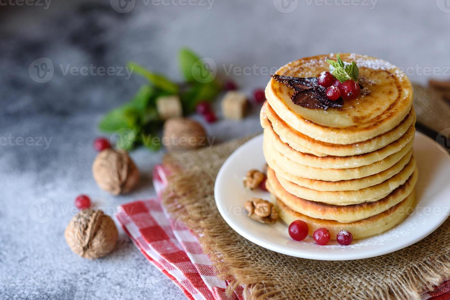 deliciosas e frescas lindas panquecas com mel cítrico e geléia foto