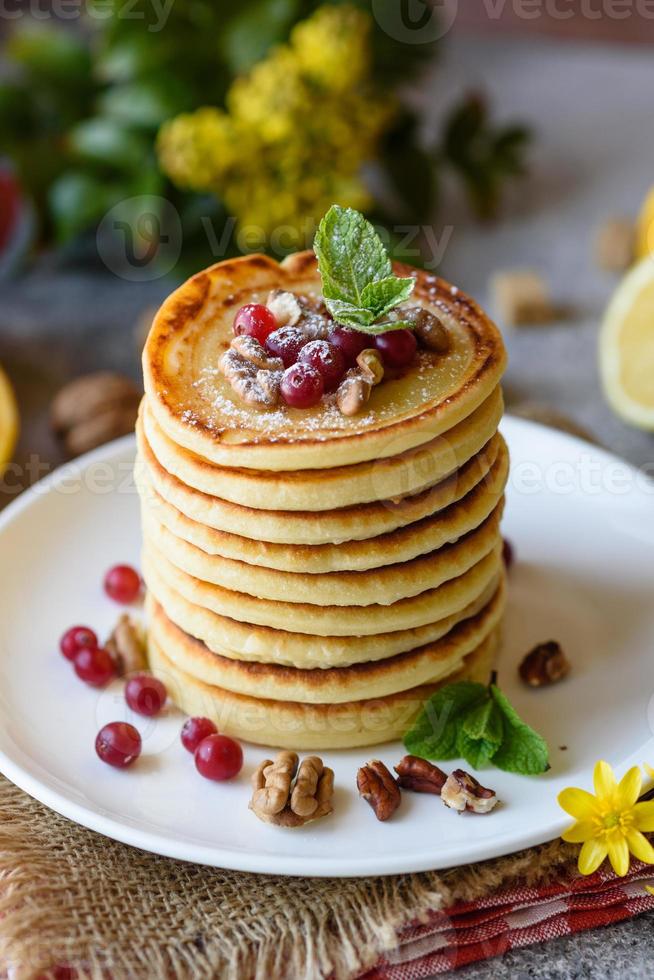 deliciosas e frescas lindas panquecas com mel cítrico e geléia foto