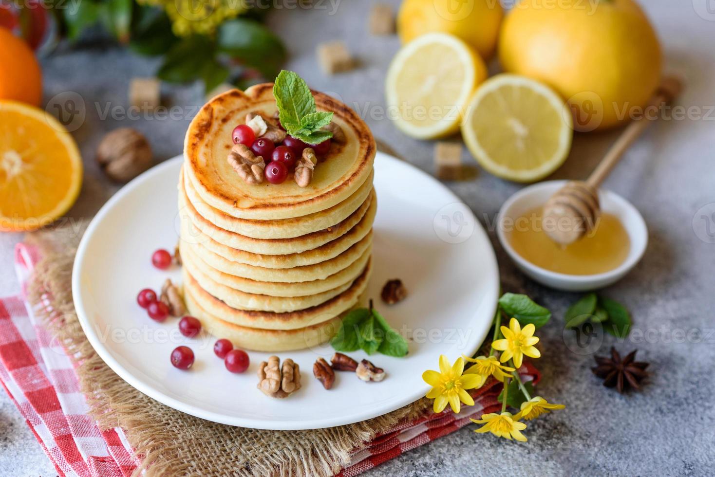 deliciosas e frescas lindas panquecas com mel cítrico e geléia foto