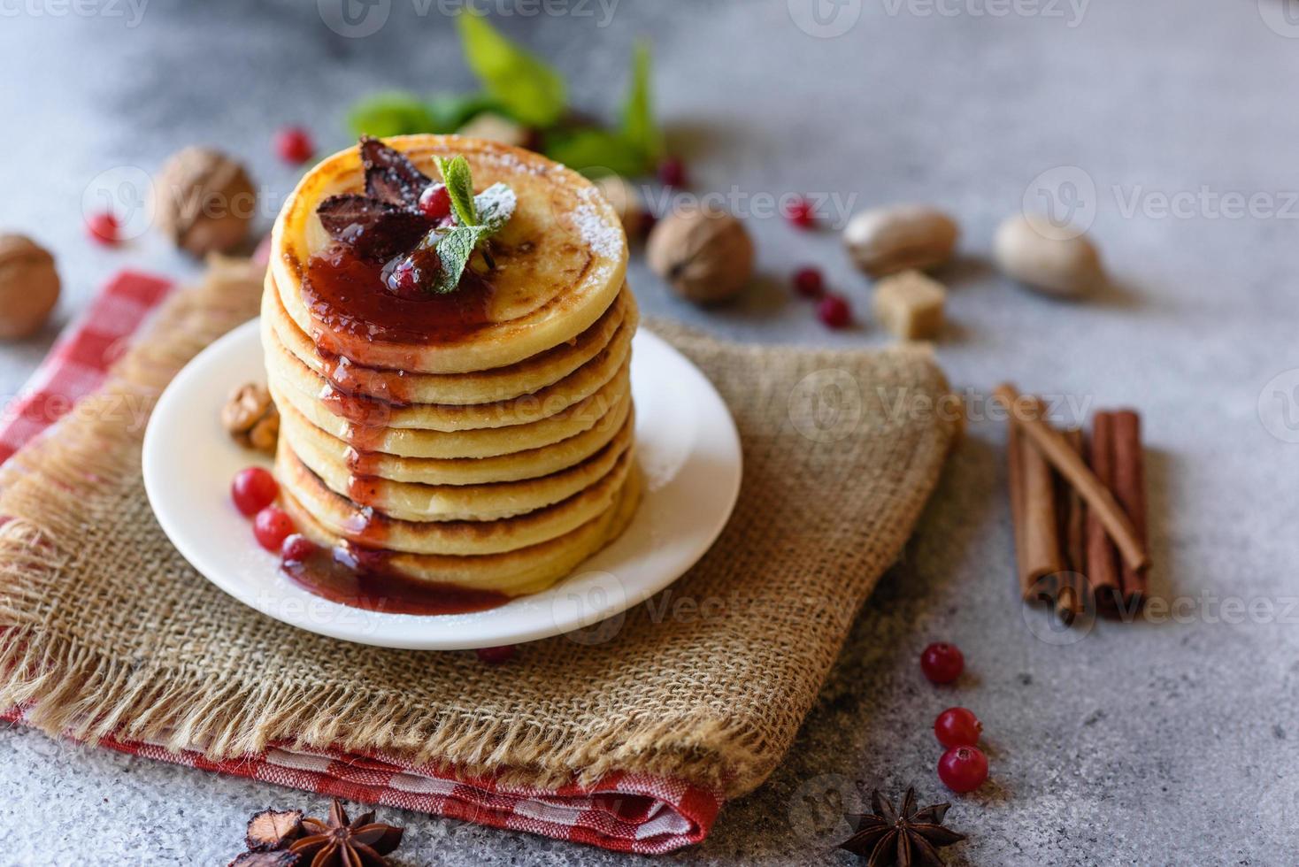 deliciosas e frescas lindas panquecas com mel cítrico e geléia foto