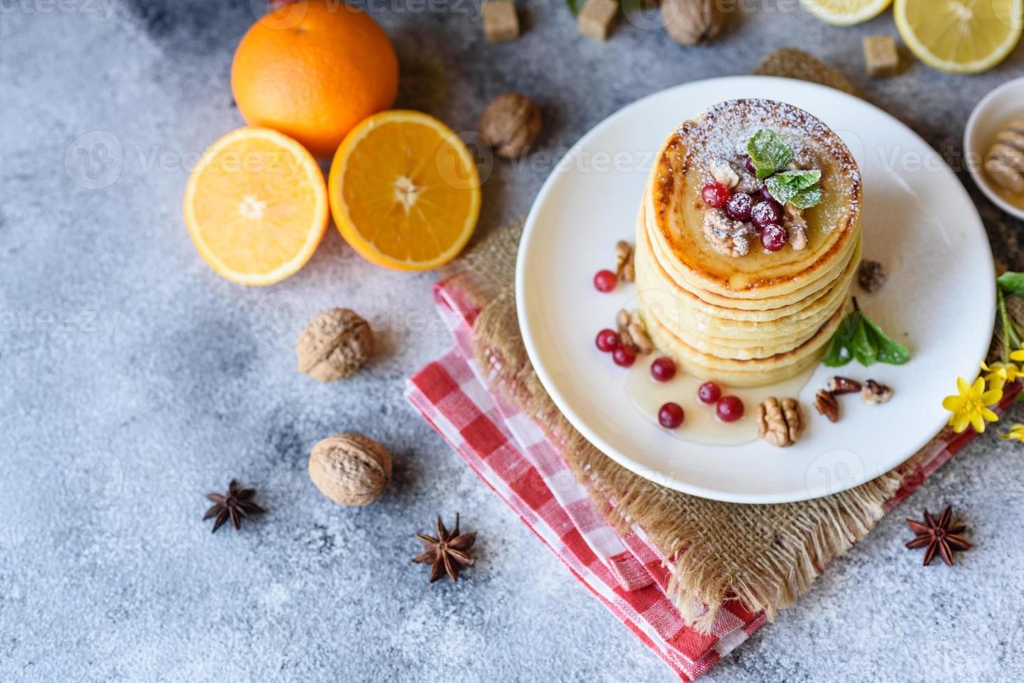 deliciosas e frescas lindas panquecas com mel cítrico e geléia foto