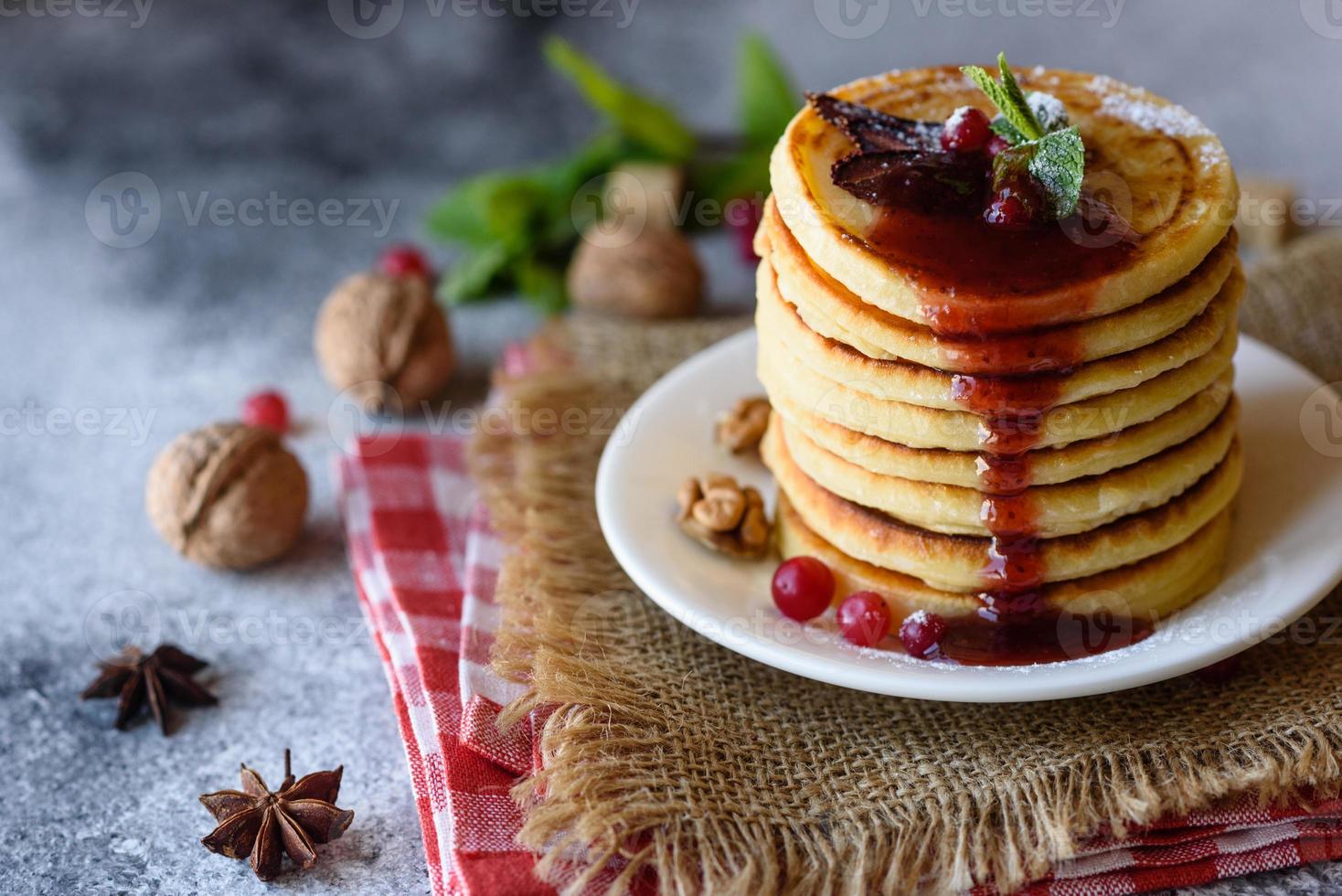 deliciosas e frescas lindas panquecas com mel cítrico e geléia foto