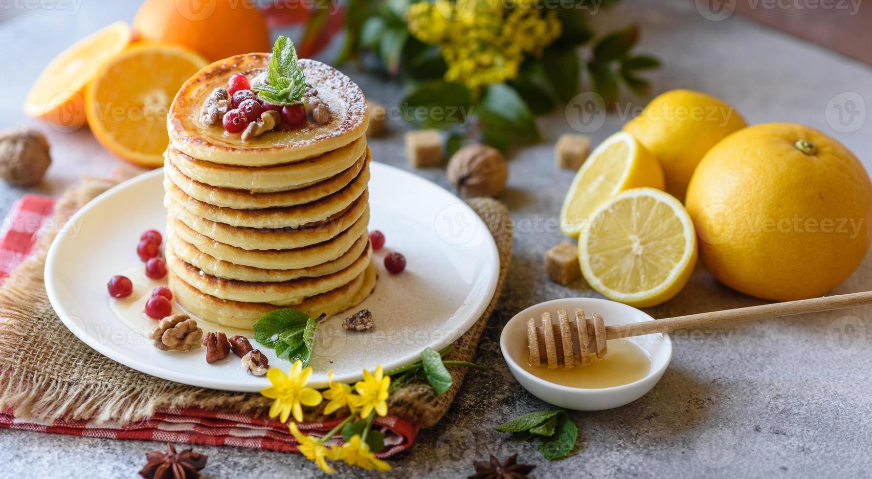 deliciosas e frescas lindas panquecas com mel cítrico e geléia foto