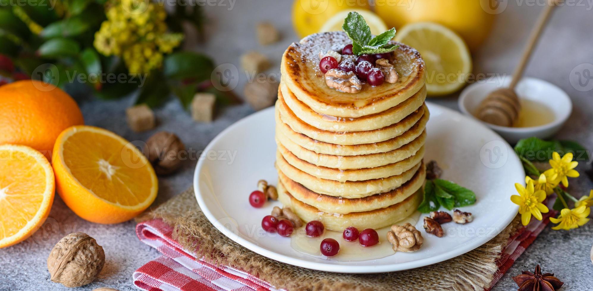 deliciosas e frescas lindas panquecas com mel cítrico e geléia foto