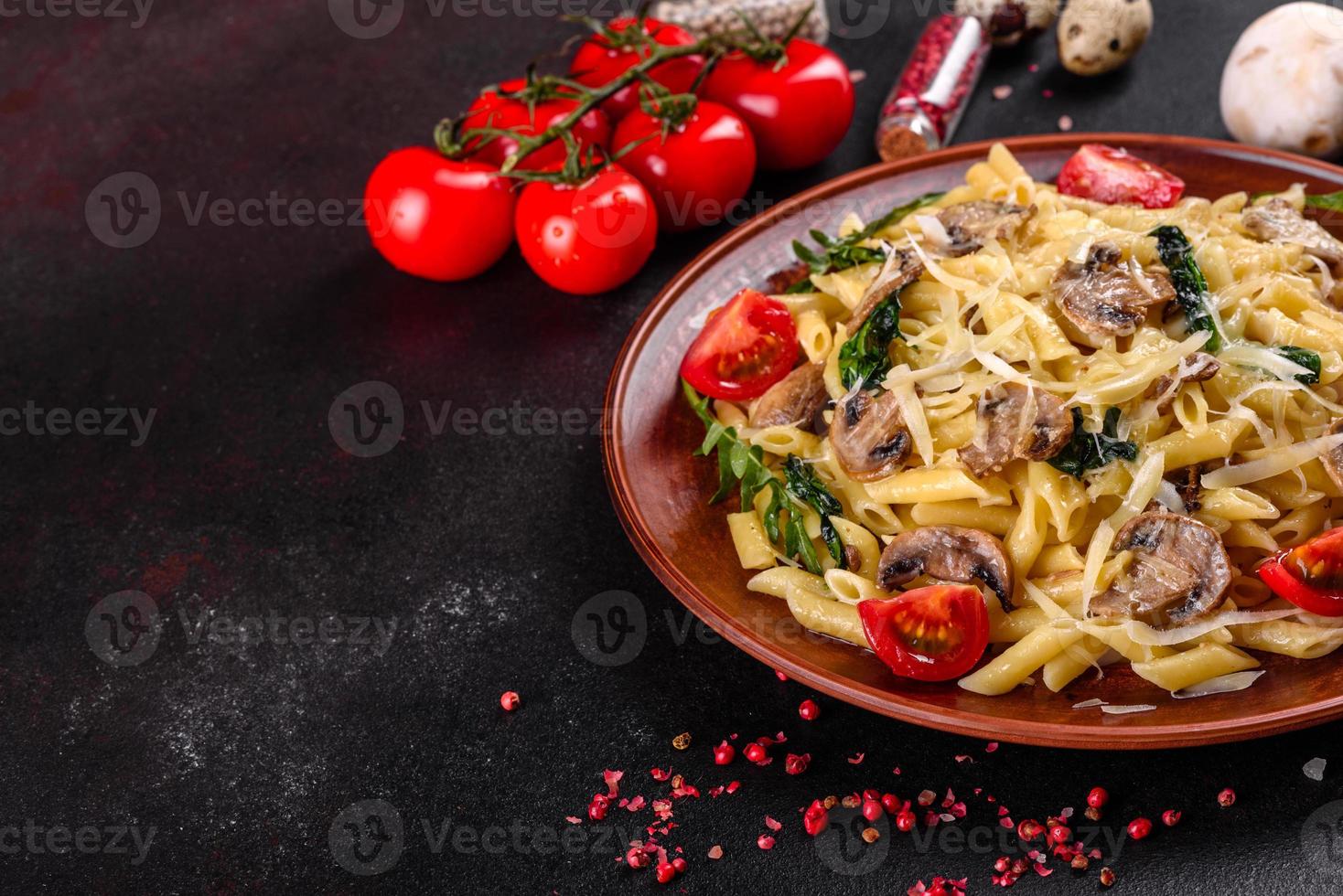 macarrão com cogumelos, queijo, espinafre, rukkola e tomate cereja foto