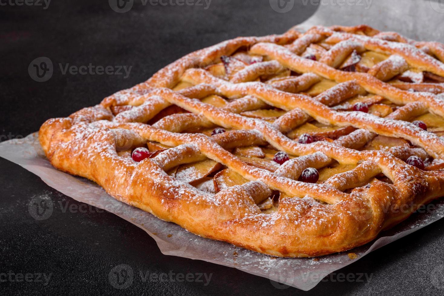 deliciosa torta fresca assada com maçã, pêra e frutas vermelhas foto