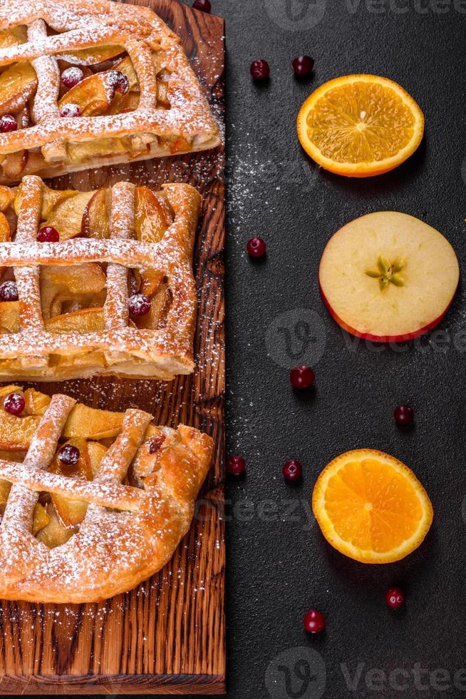 deliciosa torta fresca assada com maçã, pêra e frutas vermelhas foto