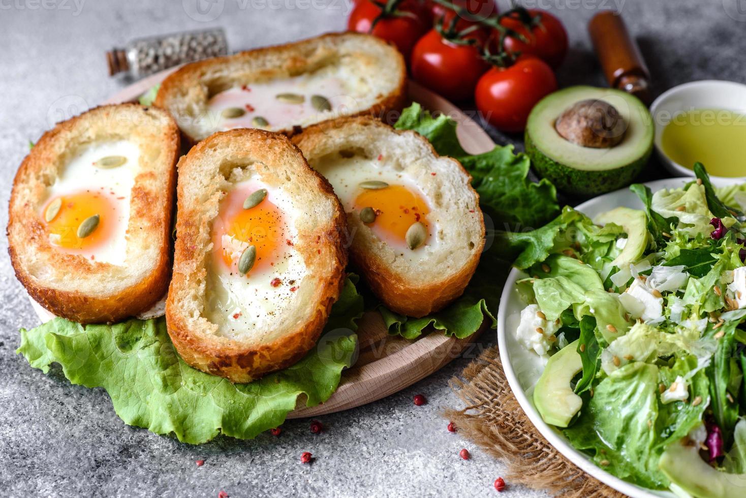 delicioso café da manhã com grunhidos, ovos, abacate e tomate cereja foto