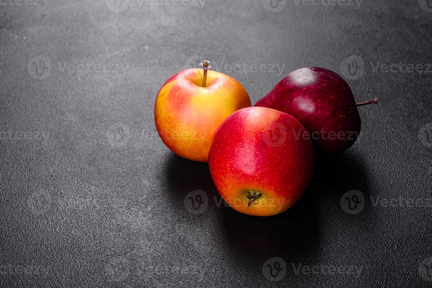 Suculenta maçã vermelha fresca com gotas de água contra um fundo escuro foto