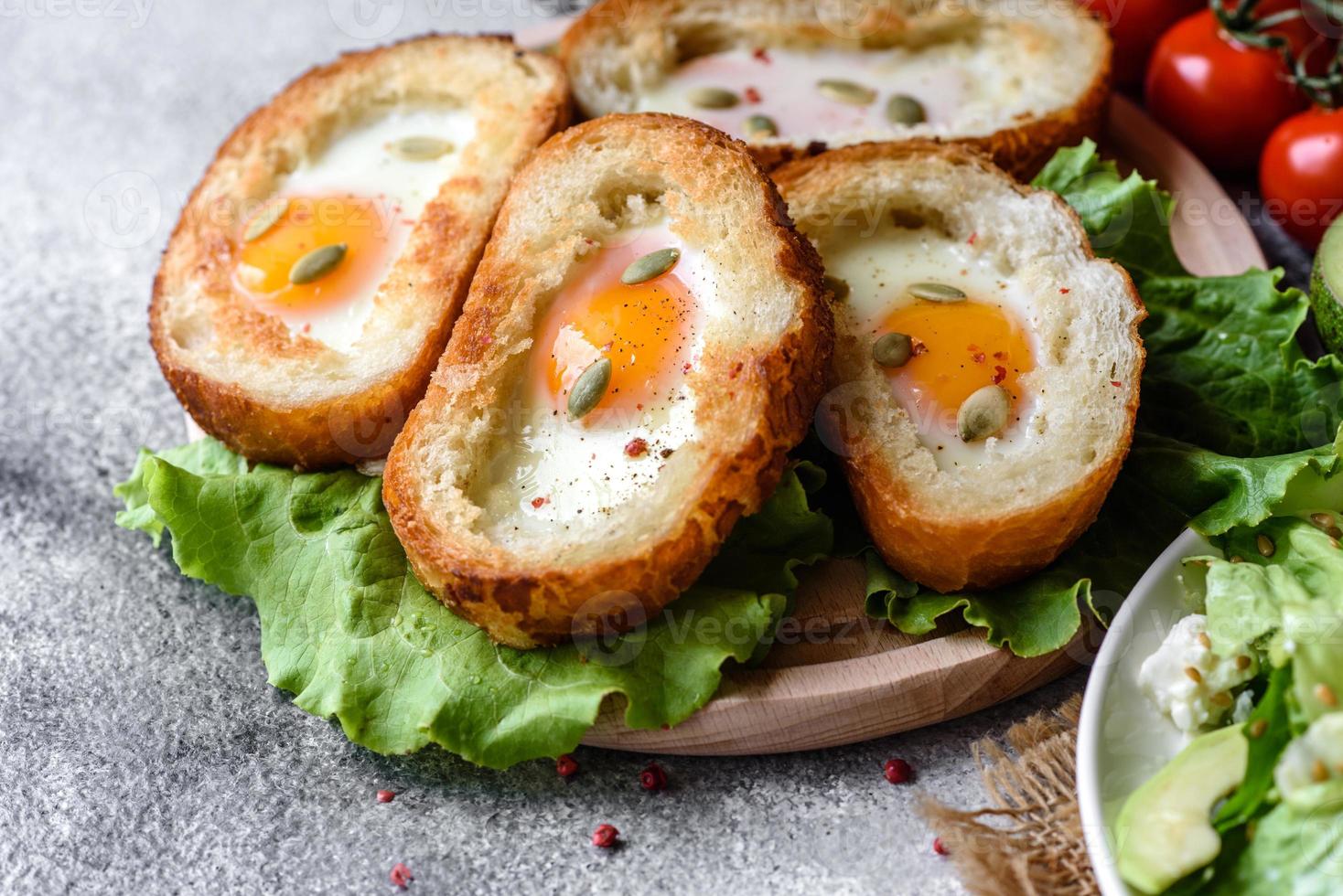 delicioso café da manhã com grunhidos, ovos, abacate e tomate cereja foto