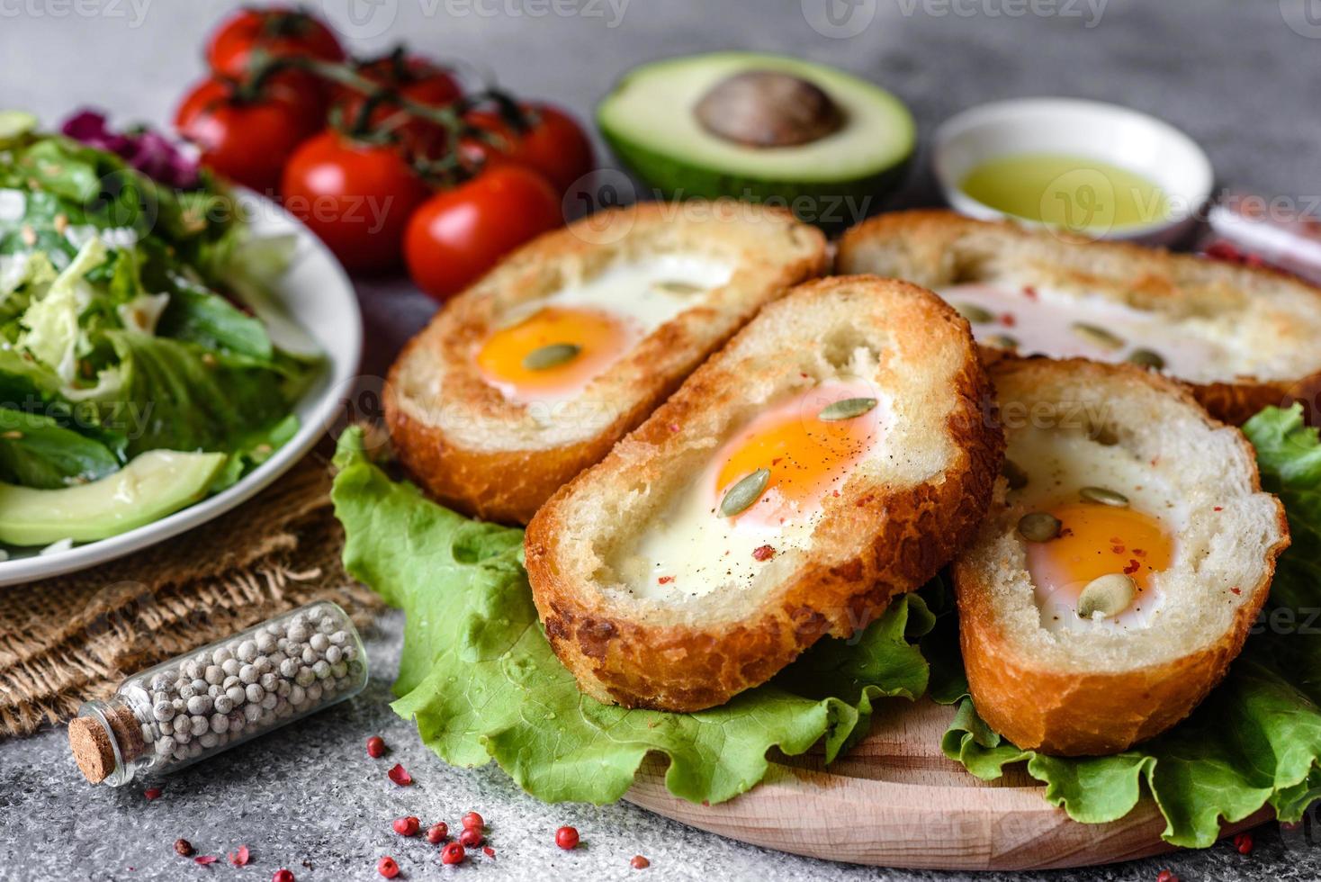 delicioso café da manhã com grunhidos, ovos, abacate e tomate cereja foto