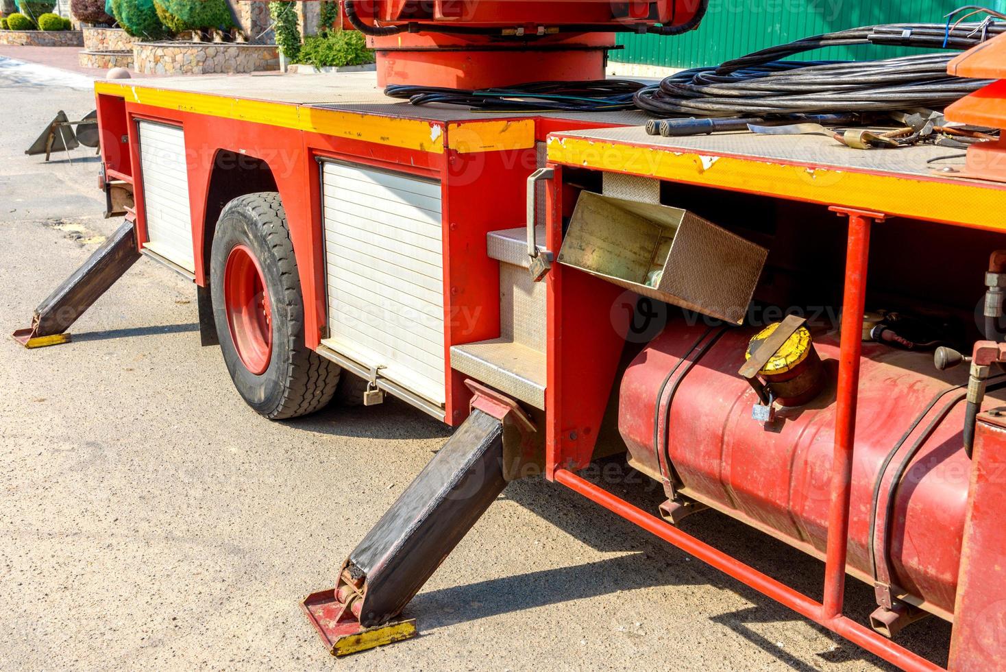 equipamento hidráulico de levantamento de guindaste com lança e cesto para trabalhadores foto