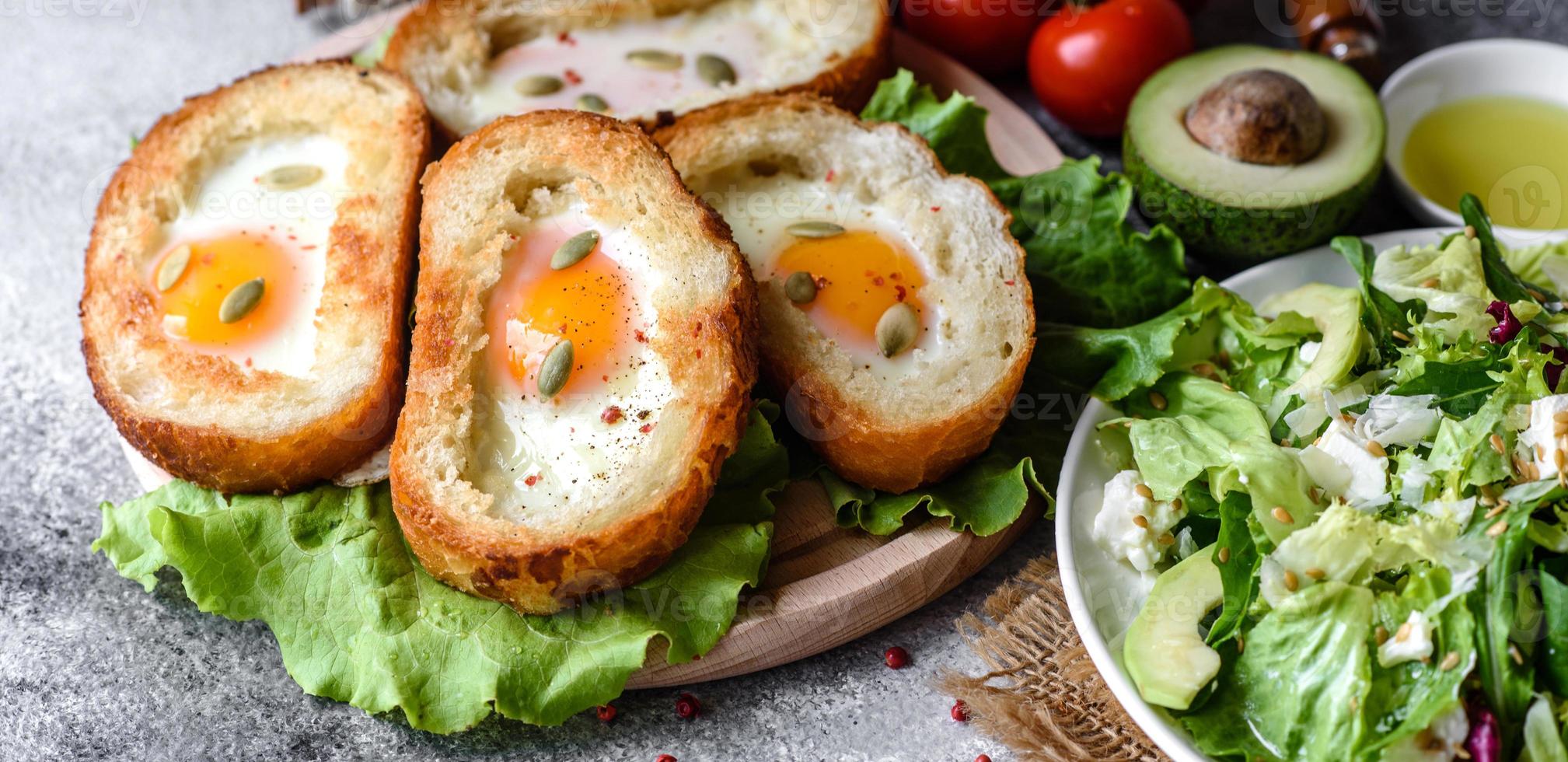 delicioso café da manhã com grunhidos, ovos, abacate e tomate cereja foto