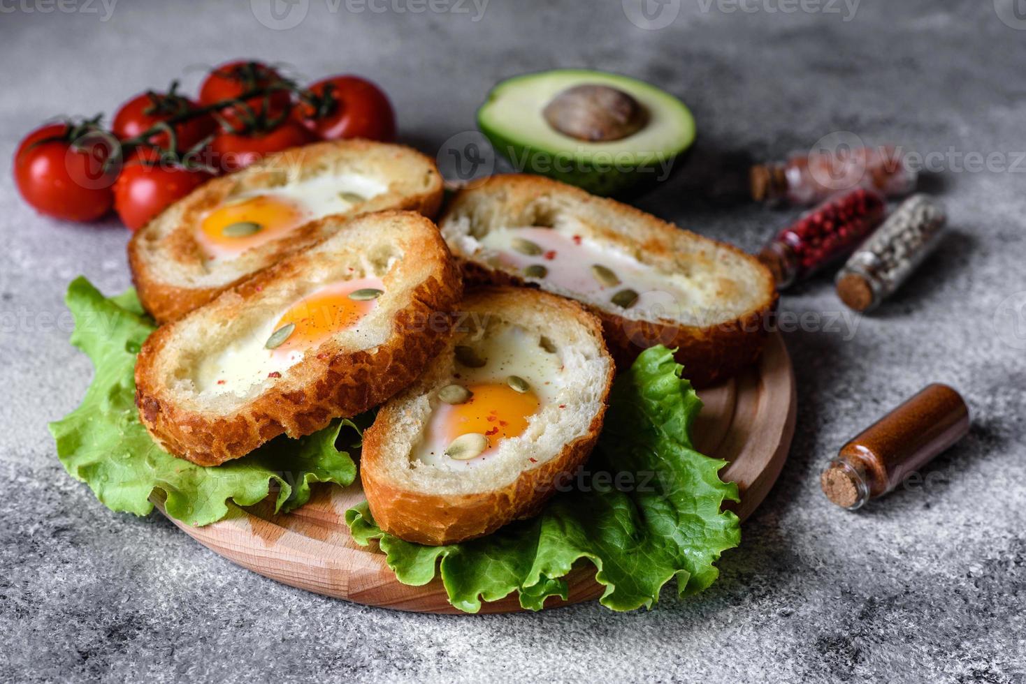 delicioso café da manhã com grunhidos, ovos, abacate e tomate cereja foto