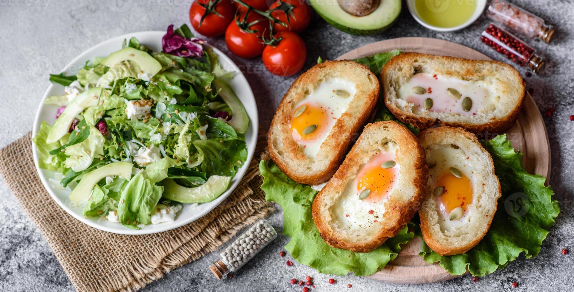 delicioso café da manhã com grunhidos, ovos, abacate e tomate cereja foto