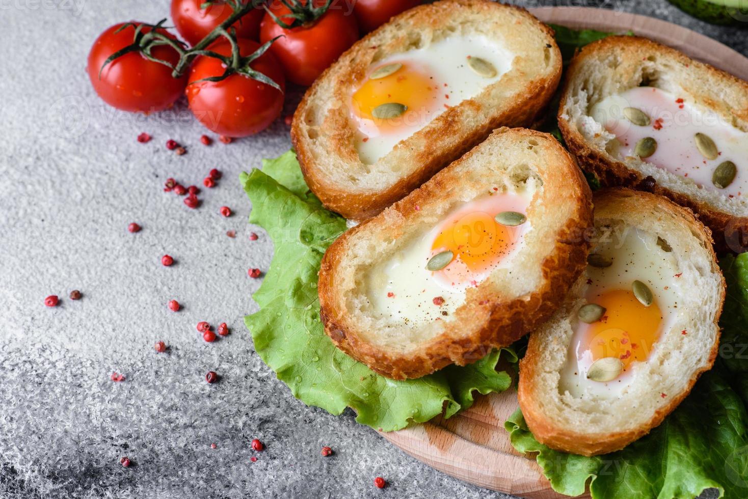 delicioso café da manhã com grunhidos, ovos, abacate e tomate cereja foto