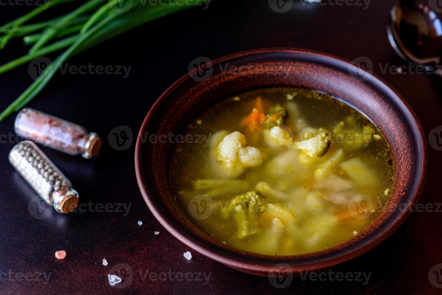 sopa vegana fresca com brócolis, couve-flor, aspargos e cenouras foto