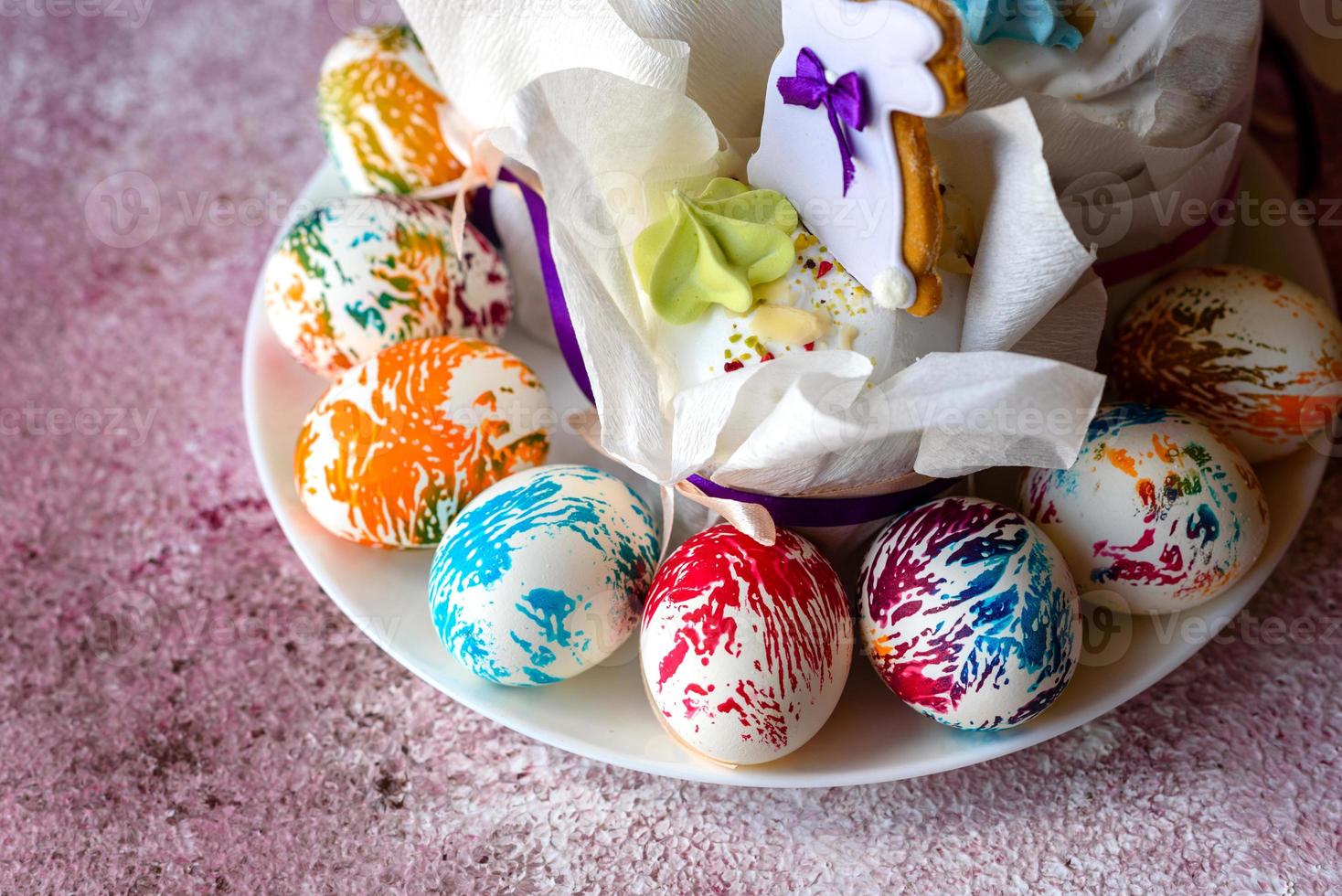 ovos de páscoa multicoloridos e brilhantes com tortas de páscoa foto