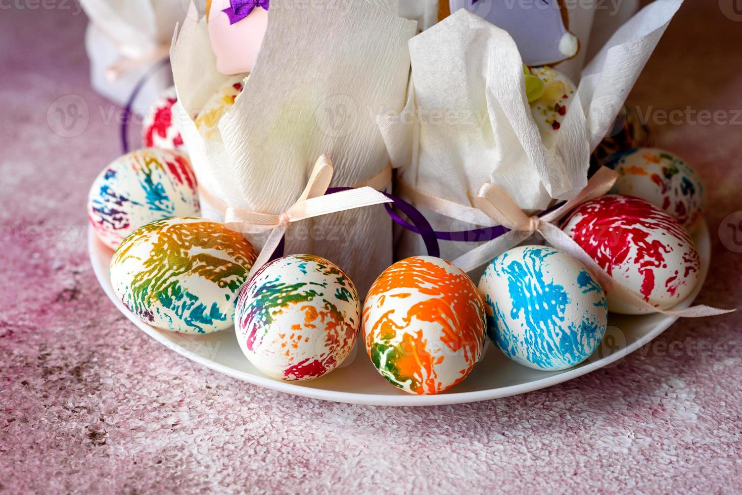 ovos de páscoa multicoloridos e brilhantes com tortas de páscoa foto