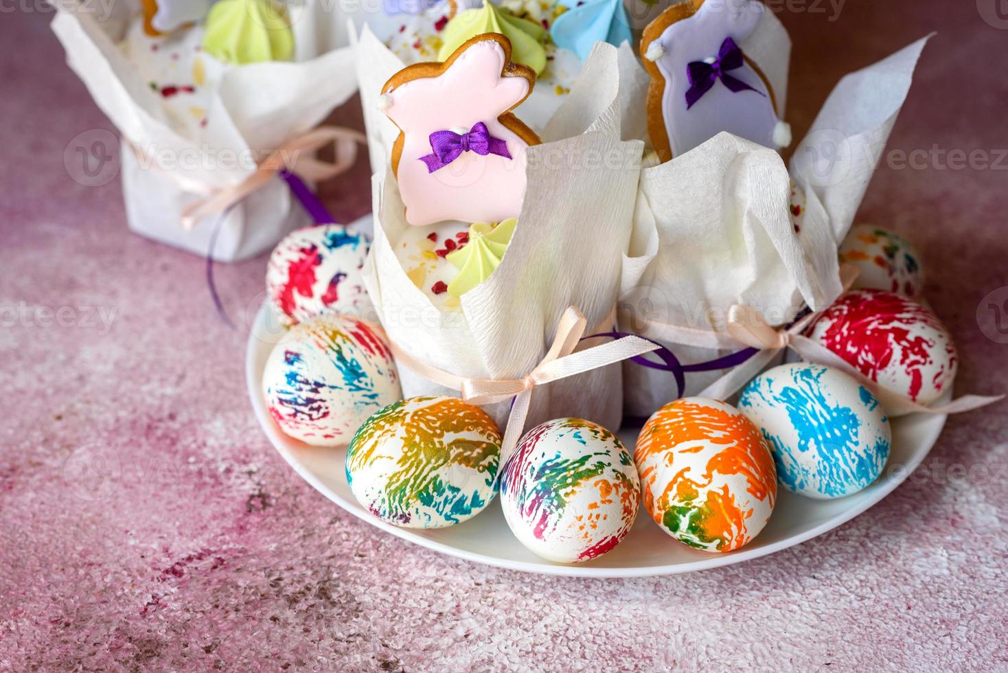 ovos de páscoa multicoloridos e brilhantes com tortas de páscoa foto